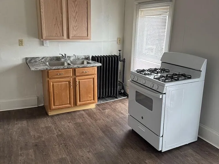 926 Main St — Photo 2