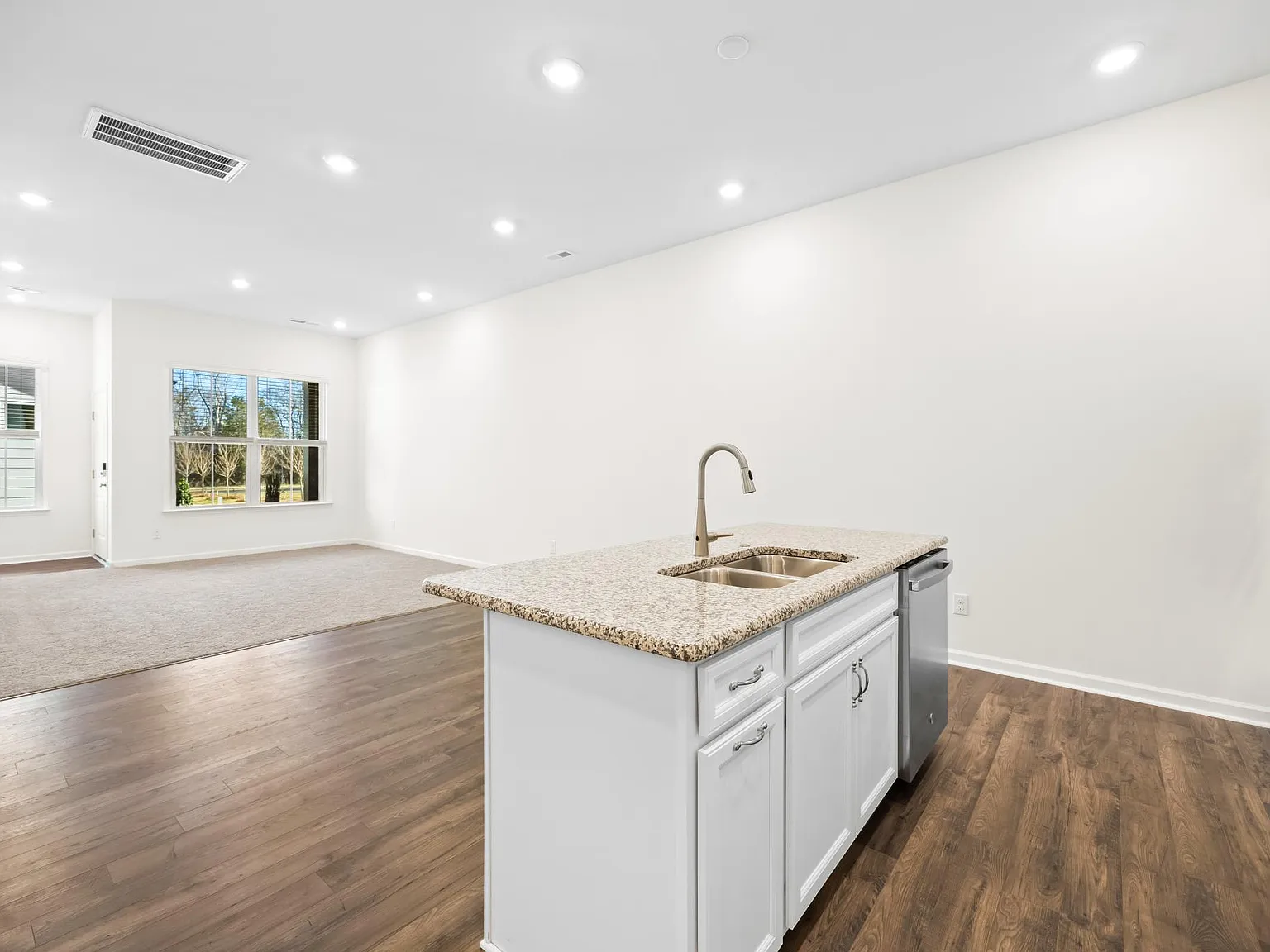 4 bed, 3.5 bath, 2380 sqft, $2,595 — Photo 4