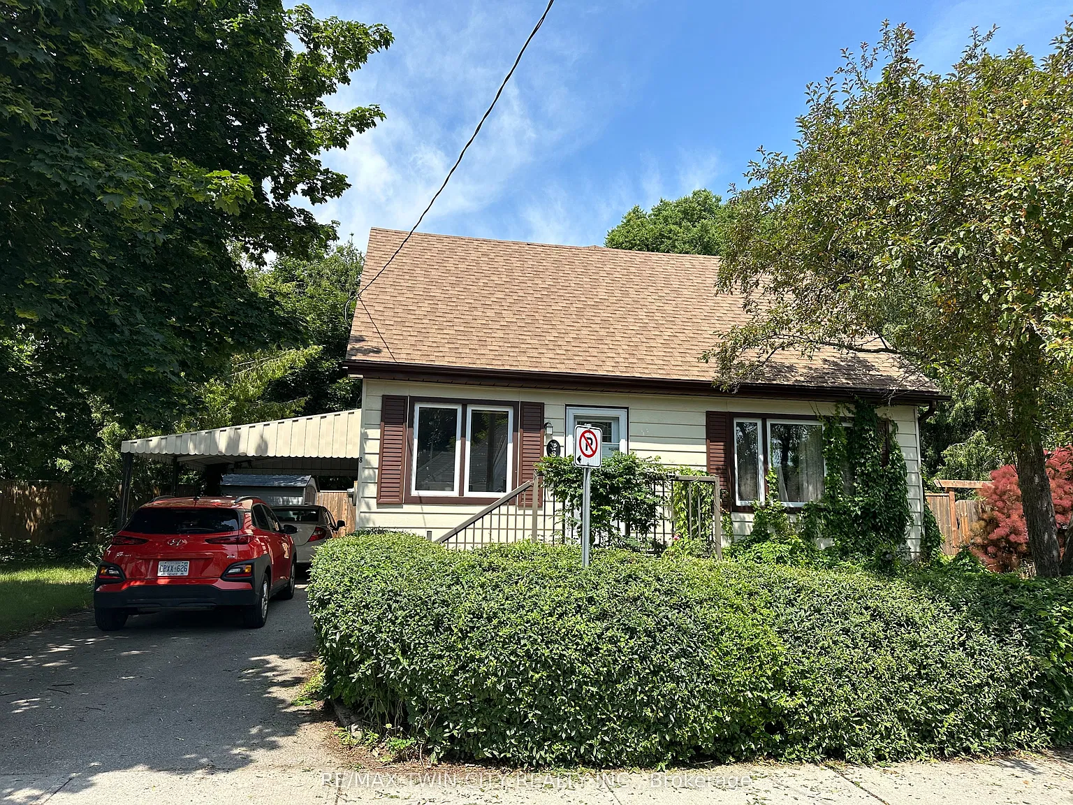 4 bed, $2,400 — Photo 1
