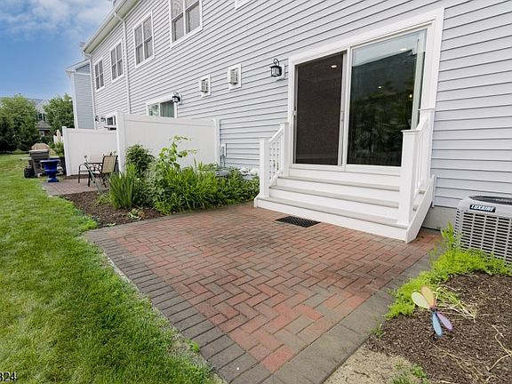 5th image of 14 Clover Ct