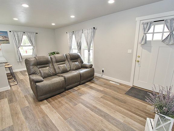 3rd image of 951 W 6th St