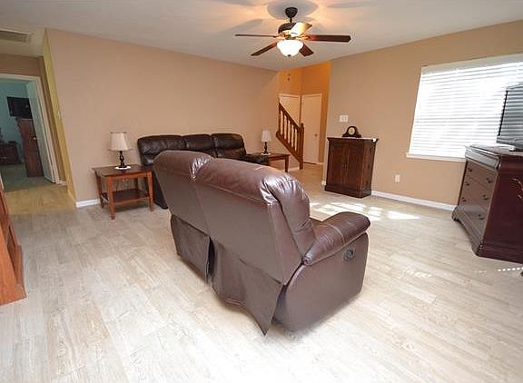 4th image of 709 Firethorn Ln