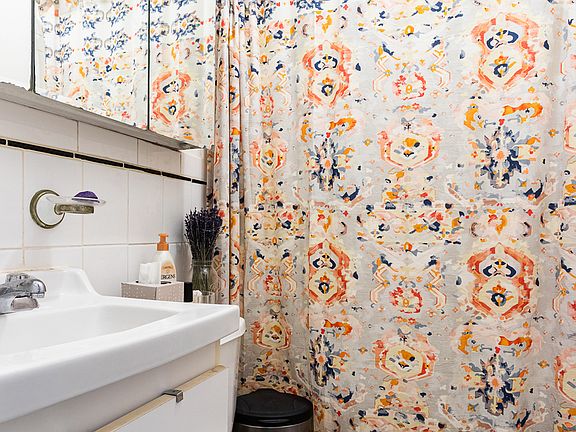 5th image of 176 W Houston St #32