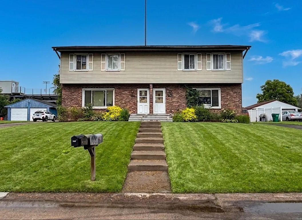 3 bed, 2150 sqft, $2,450 — Photo 1
