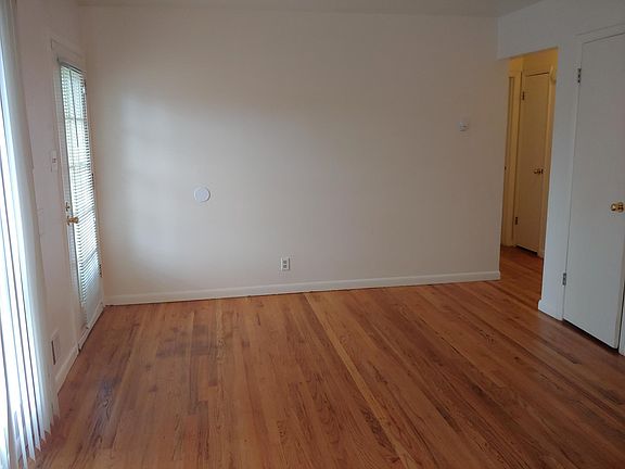 3rd image of 1902 Graves Ct