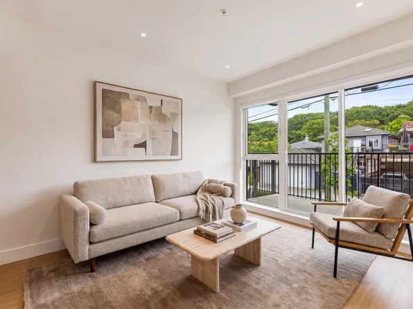 2235 E Broad Way #202, Vancouver, BC V5N 0J5