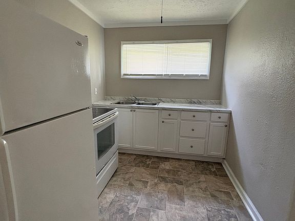 3rd image of 108 Hoyt Ln #108