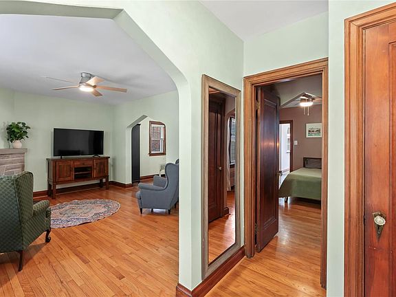2nd image of 5318 Winona Ave