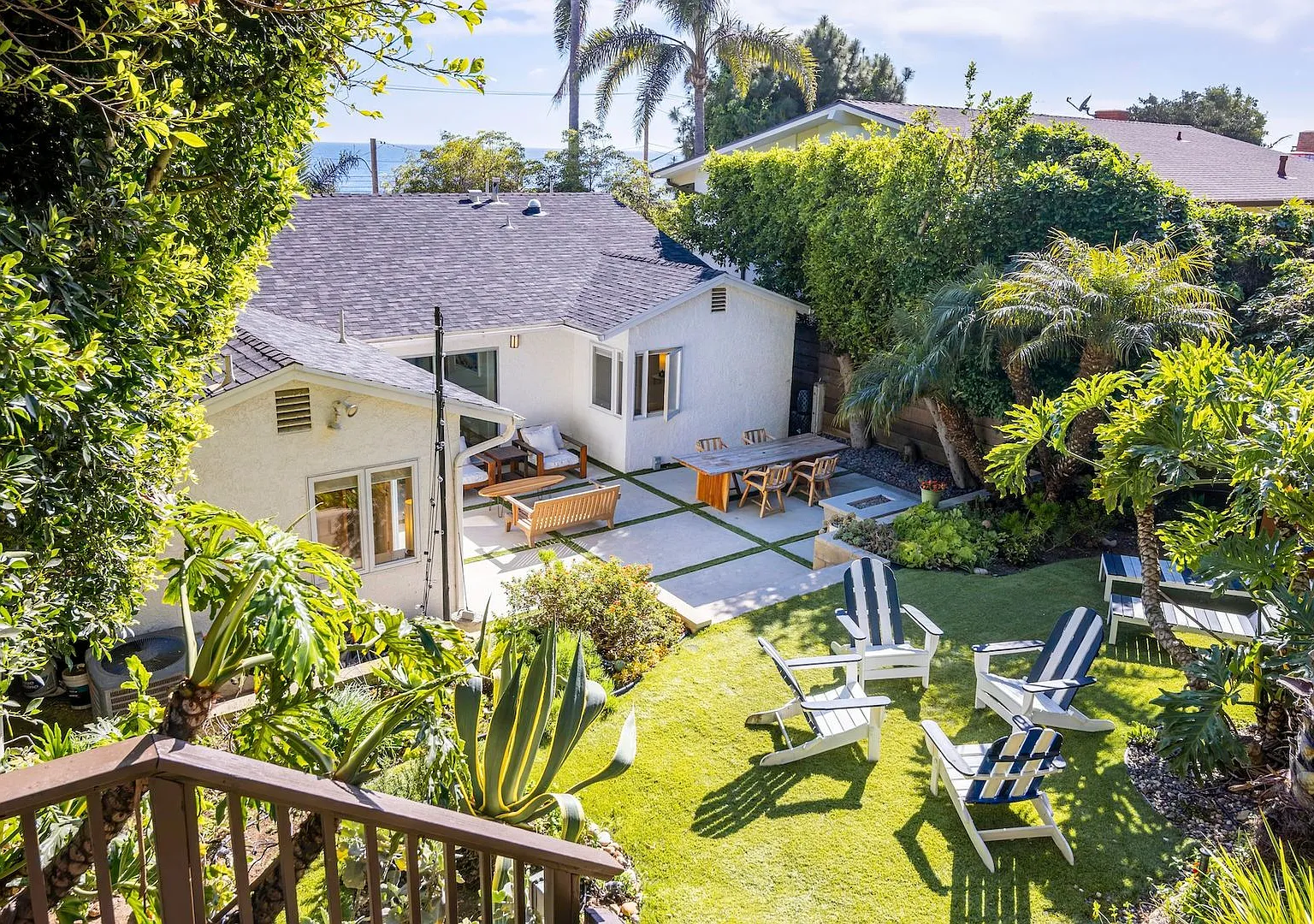 Furnished Malibu Beach House with Ocean Views, Private Garden & Expansive Decks — Photo 4
