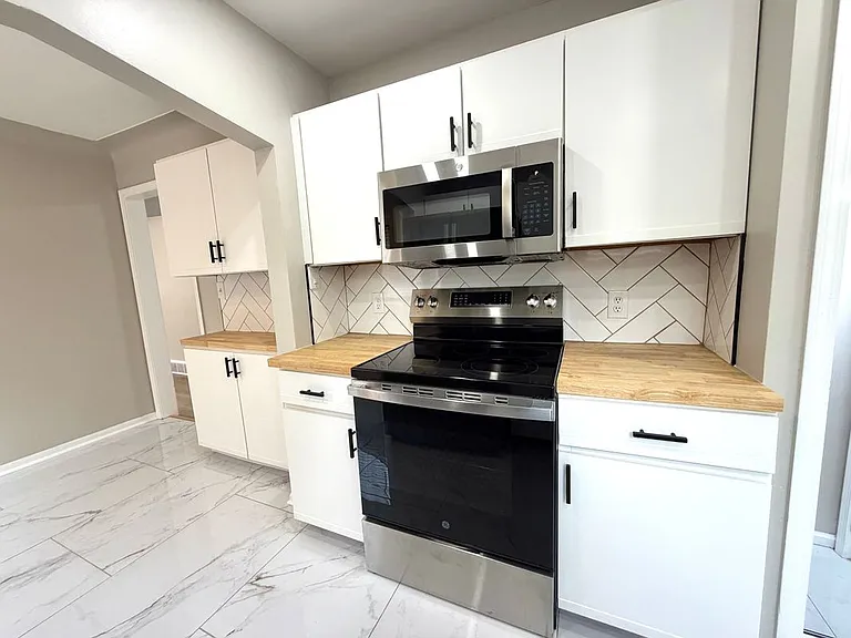 18235 Tracey St — Photo 29