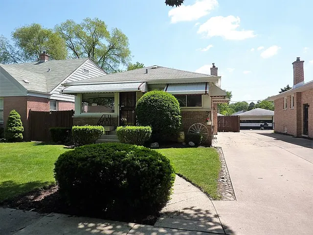 1423 Morris Ave photo 1