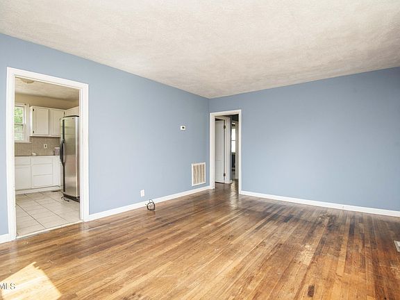 4th image of 327 S Castle St