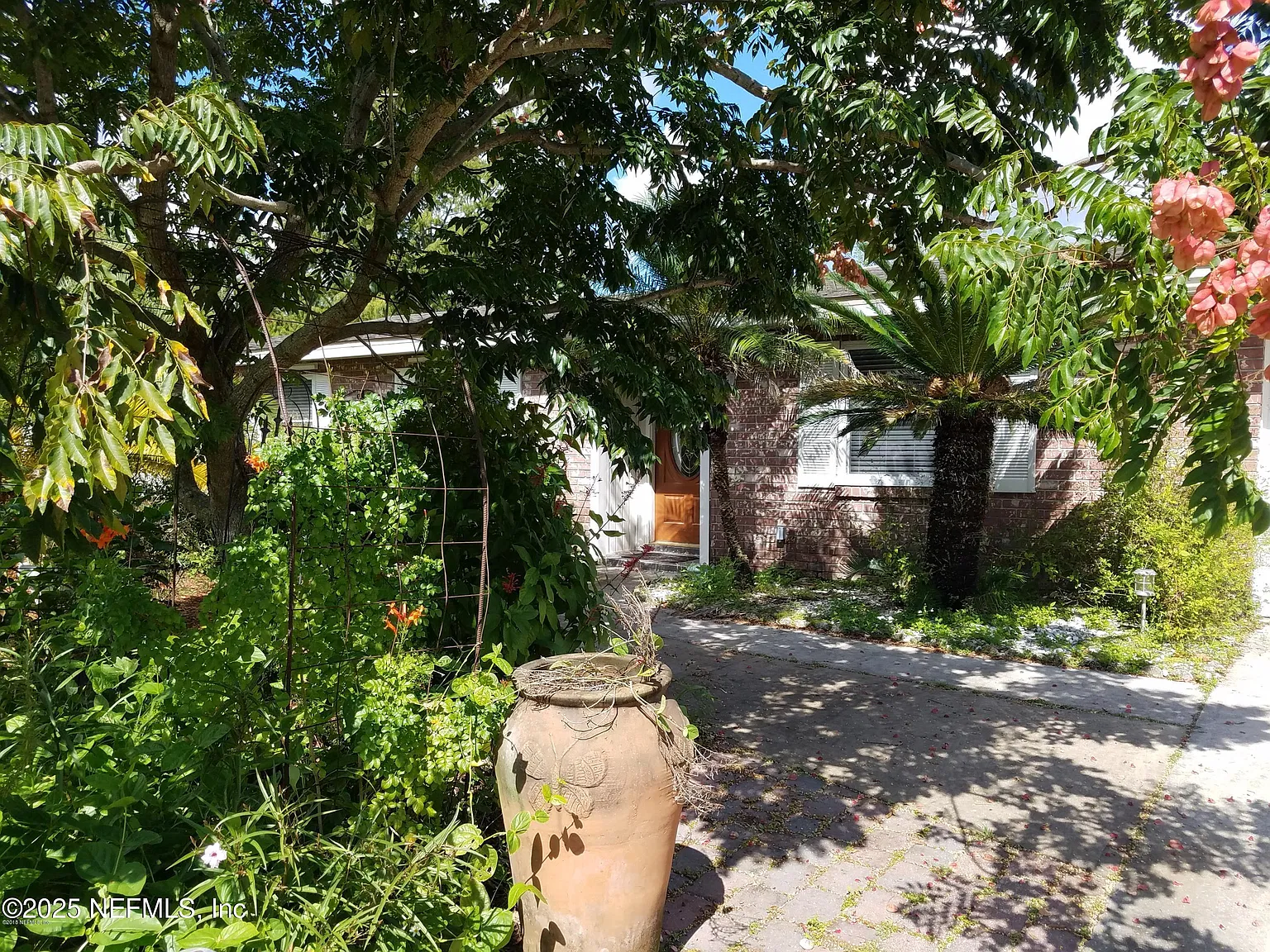 3 bed, 2.0 bath, 1914 sqft, $1,750 — Photo 2