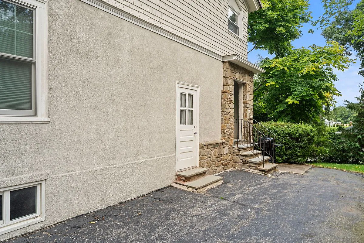 11 Roseland Rd — Photo 4