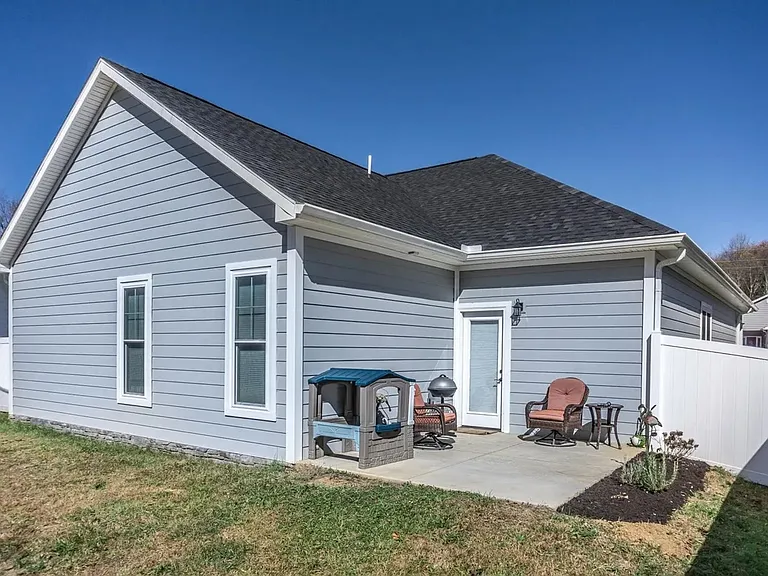 515 Villa Ln — Photo 3