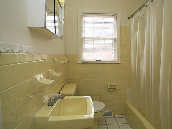 2071 B Retro Yellow Bathroom