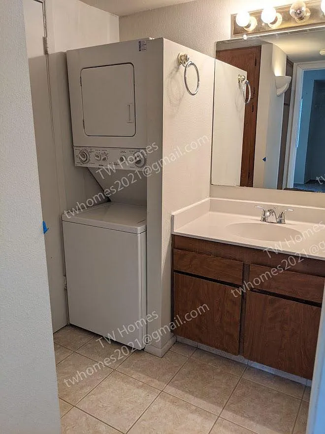 1111 E University Dr — Photo 4