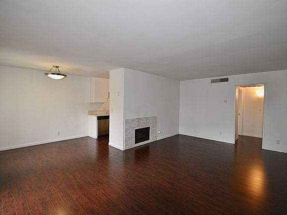 3rd image of 15128-44 Burbank Blvd #44-114