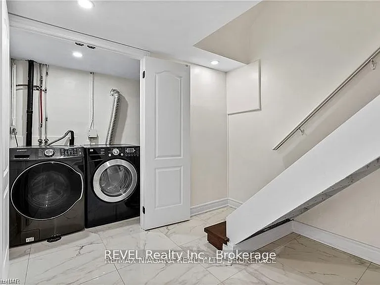 462C Carlton St — Photo 7