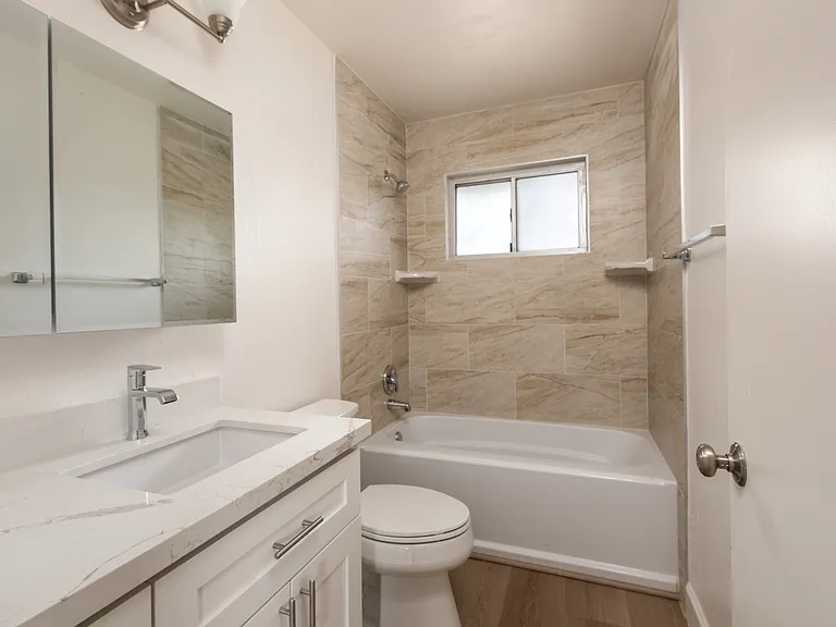 Los Robles Apartments — Photo 11