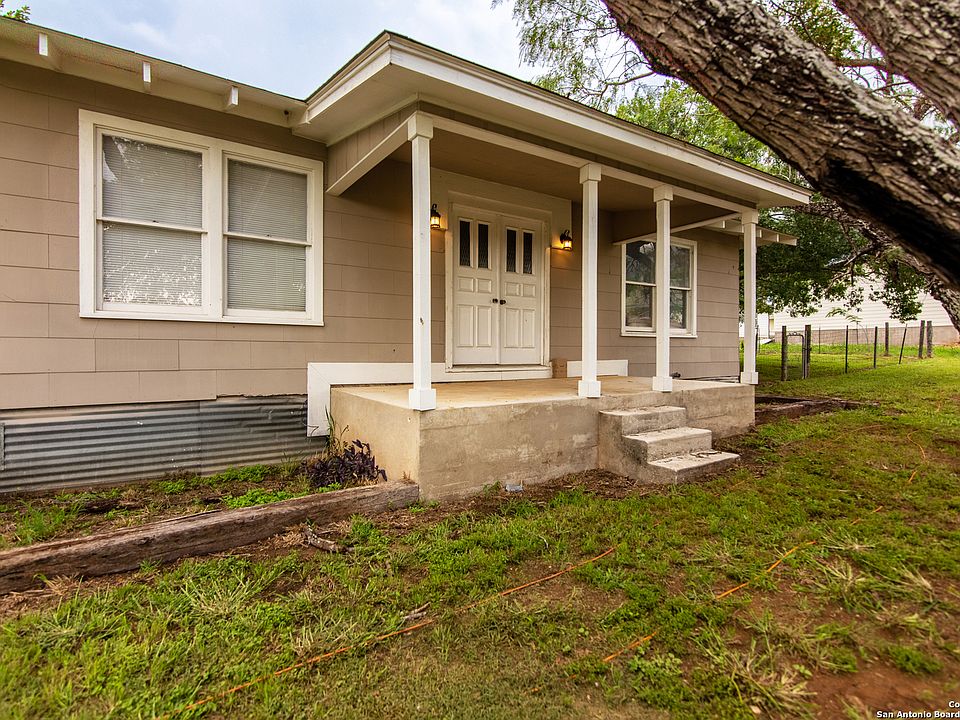1st image of 1005 PECAN ST