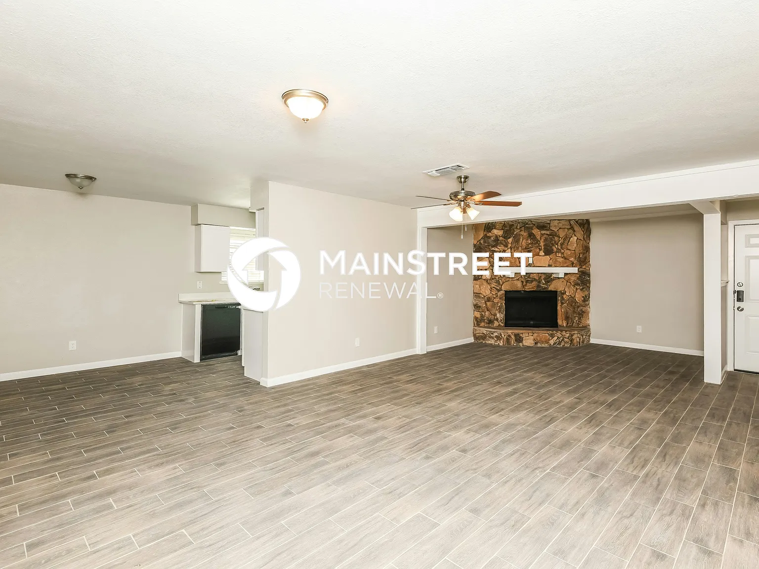 216 Ne Craig St — Photo 2