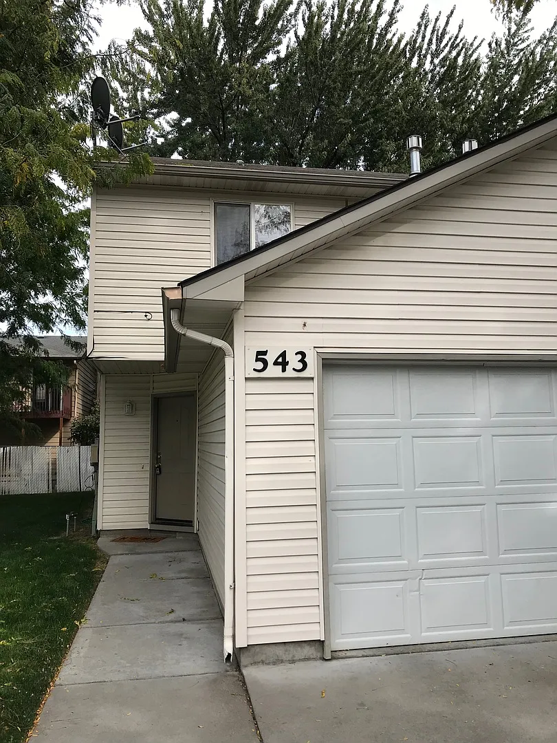 1 car garage with 2 bedroom and 1.5 bathrooms, this townhome will not last long — Photo 1
