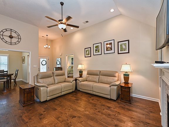 4th image of 204 E Winterberry Trl