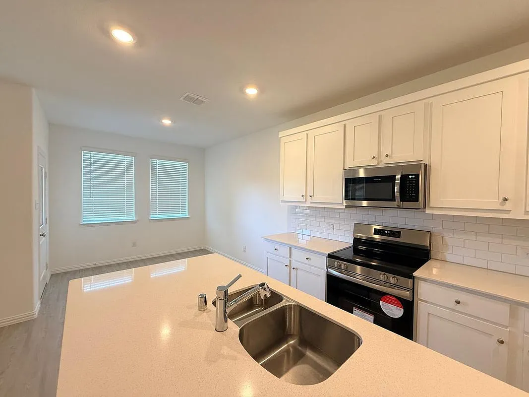 4 bed, 2.0 bath, 1838 sqft, $1,900 — Photo 2