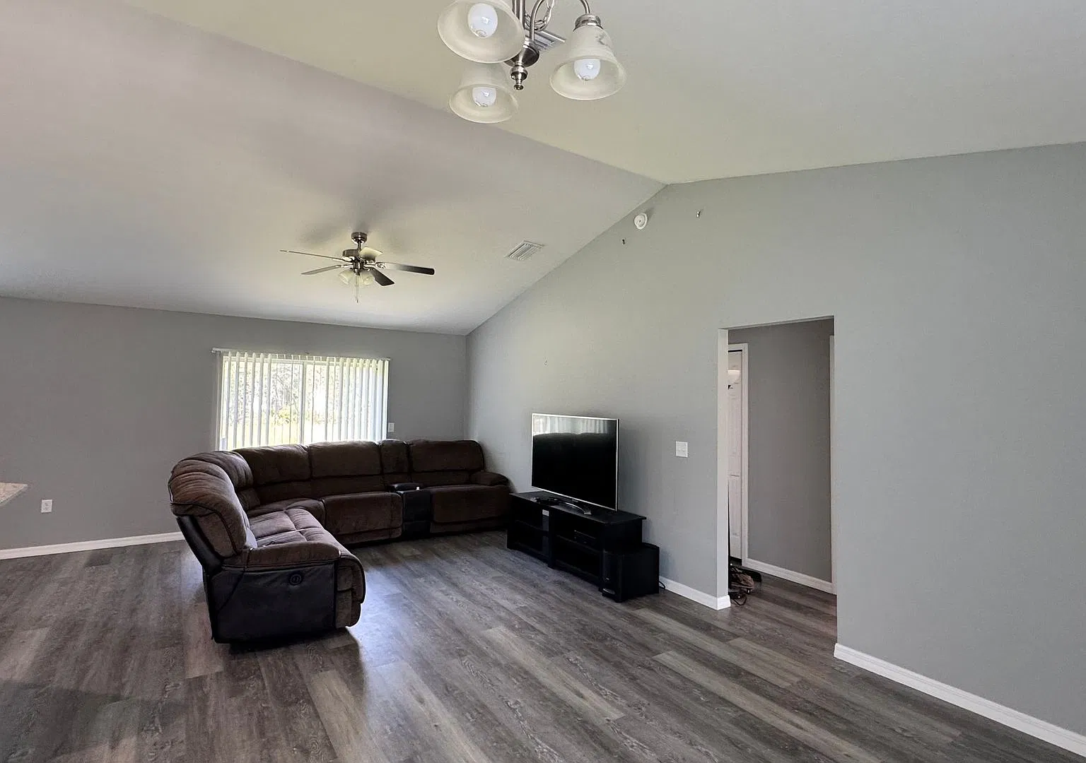 3-bedroom, 2-bath home in Ocklawaha, FL — Photo 2