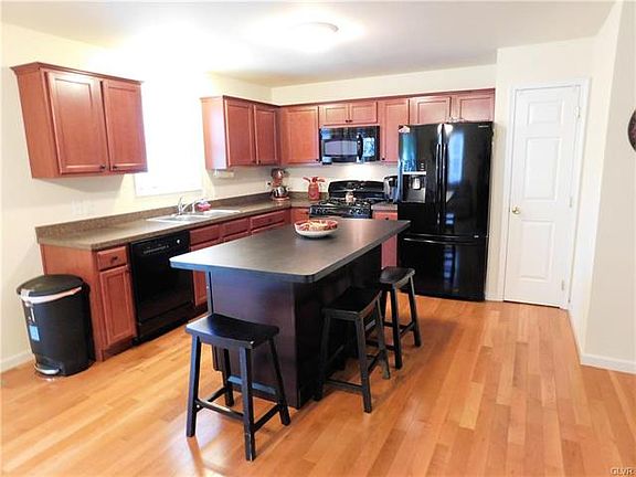 3rd image of 654 Walker Dr