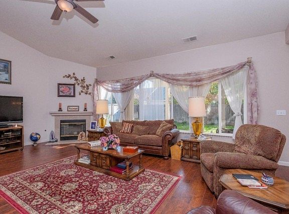 4th image of 2613 E Houston Ave