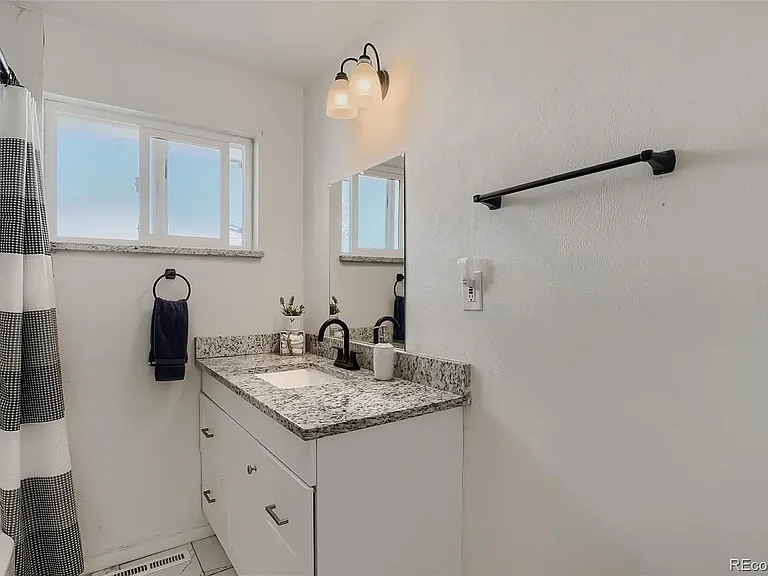 10 Teller St — Photo 12