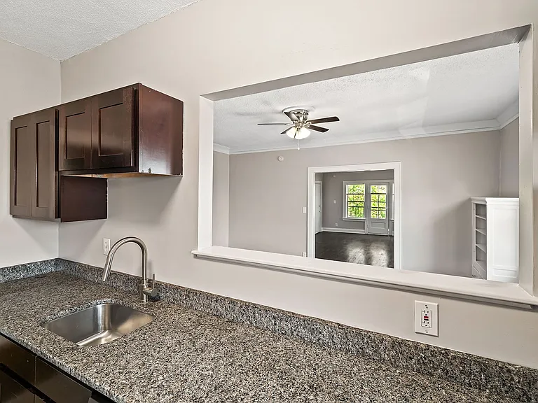 Maycourt Apartments — Photo 20