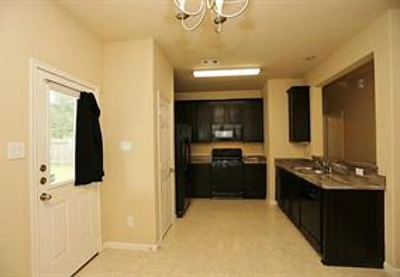 4 bed, 2.5 bath, 2153 sqft, $1,850 — Photo 4