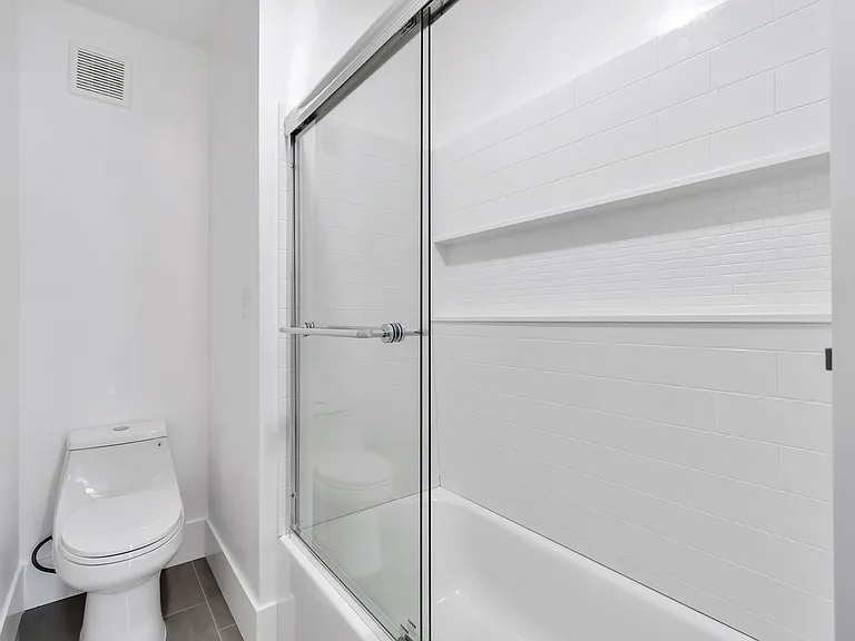 150 South Apartments — Photo 17