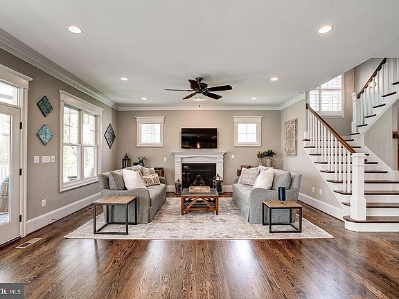 4th image of 300 Roosevelt Ct NE
