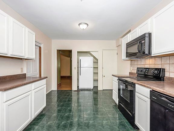 2nd image of 3206 Bishop St