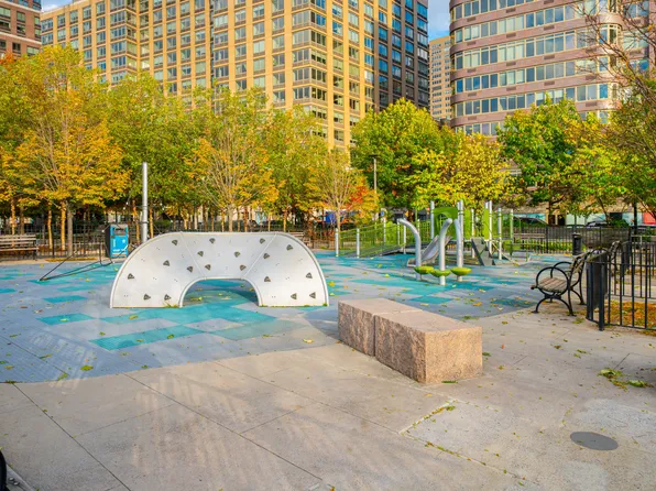 140 Riverside Boulevard image 26 of 26