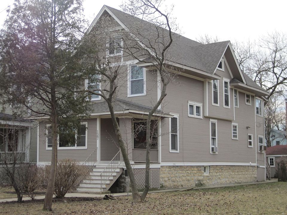 Beautiful Victorian 2-flat building close to Green line