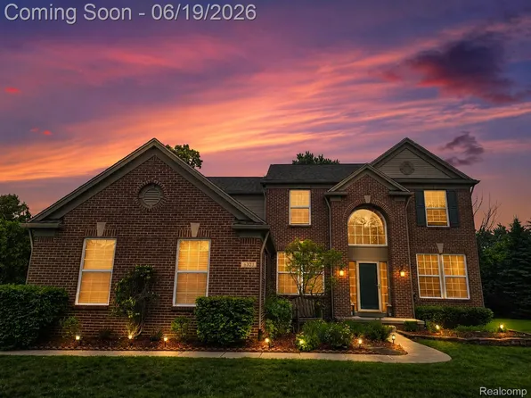 6323 Moonstone Dr, Grand Blanc, MI 48439