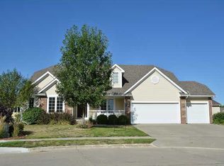 14415 Dellwood Dr, Urbandale, IA 50323