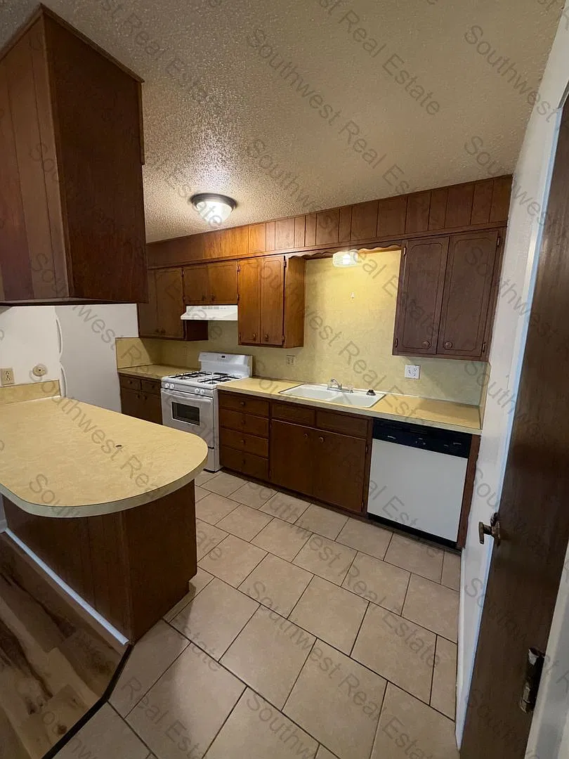 1000 Fairmont Ct. — Photo 2