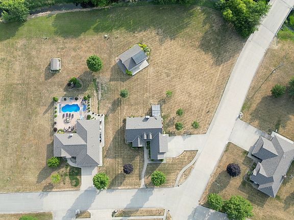 5th image of 901 S Debra Ln