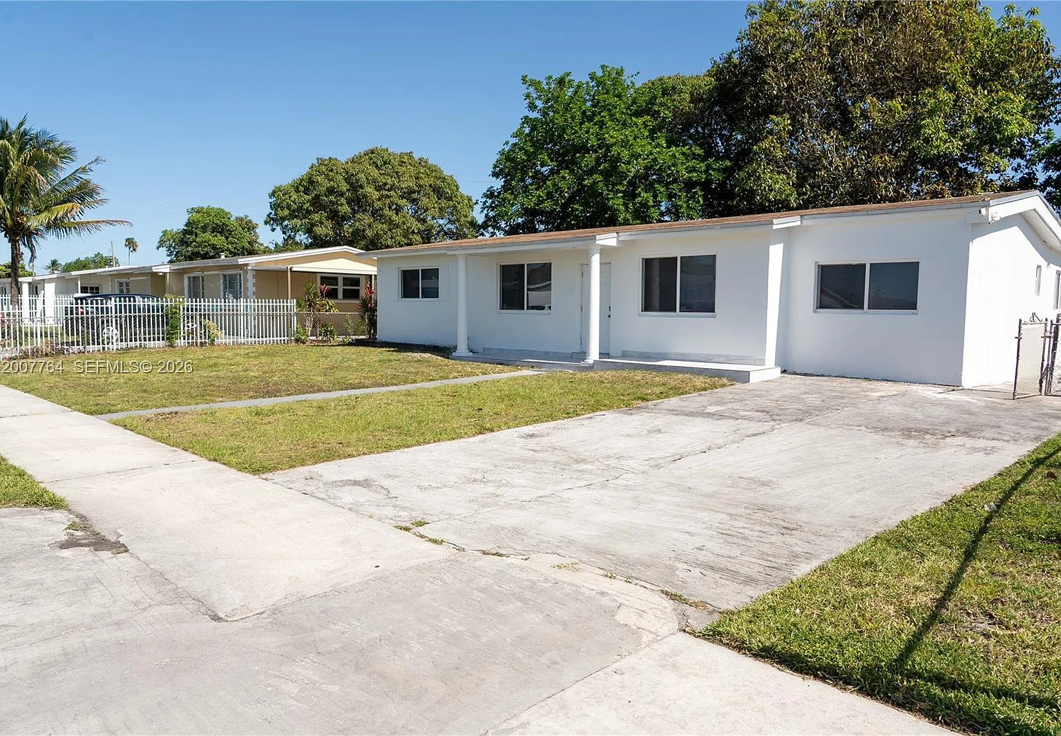 Carol City Gardens — Photo 1
