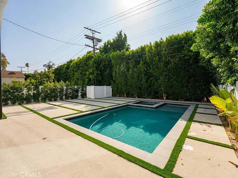 4539 Longridge Ave — Photo 32