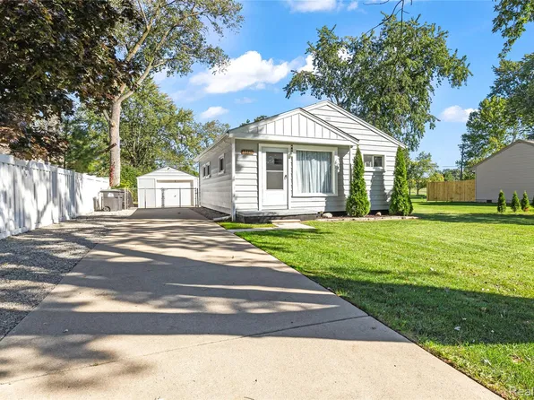 13341 Pine St, Taylor, MI 48180