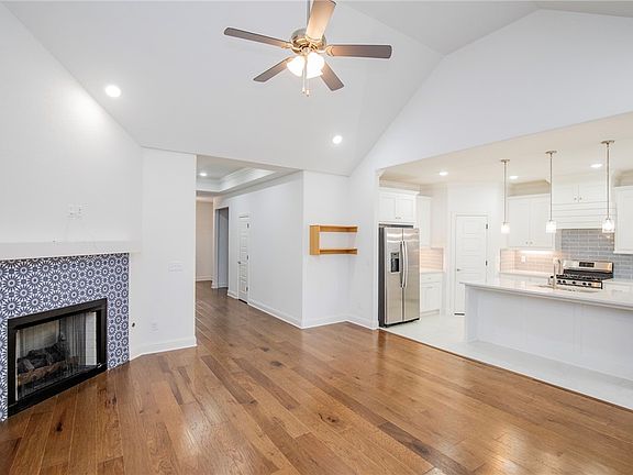 2nd image of 1221 Leslie St