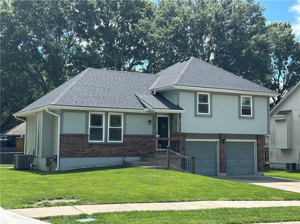 605 SE Westwind Dr, Lees Summit, MO 64063