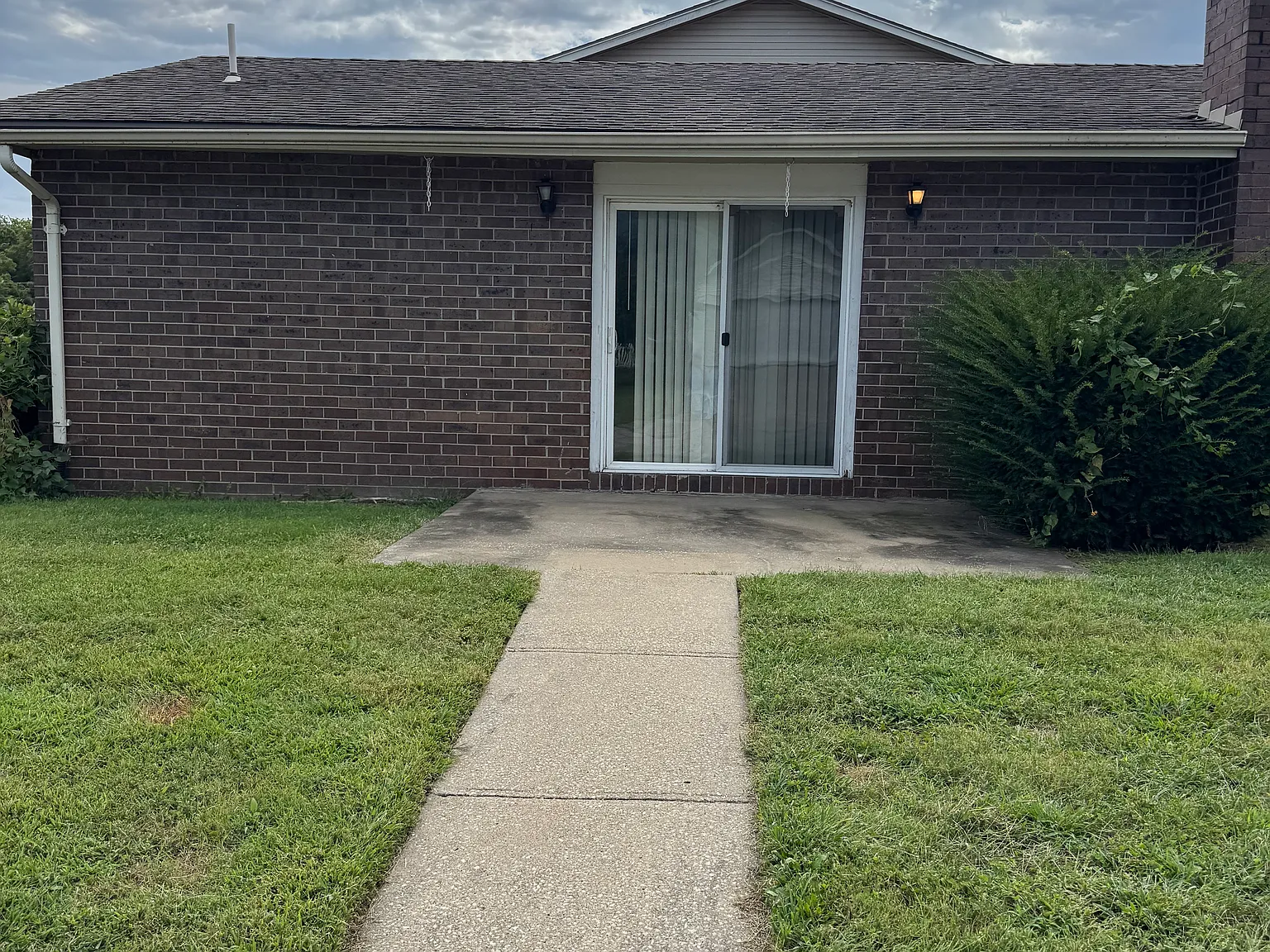 2 bed, $1,100 — Photo 2